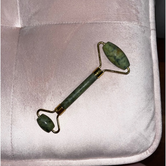 Jade Face Roller🧖🏼‍♀️ - Picture 2 of 3
